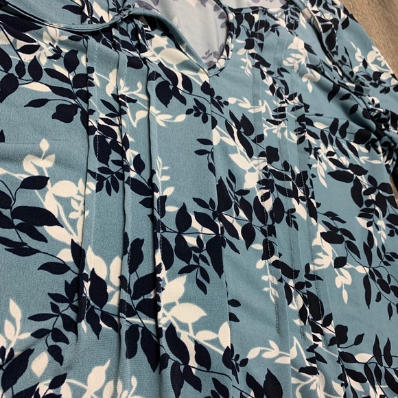 Ava James Blue and White Floral Top Size Medium - Picture 6 of 6